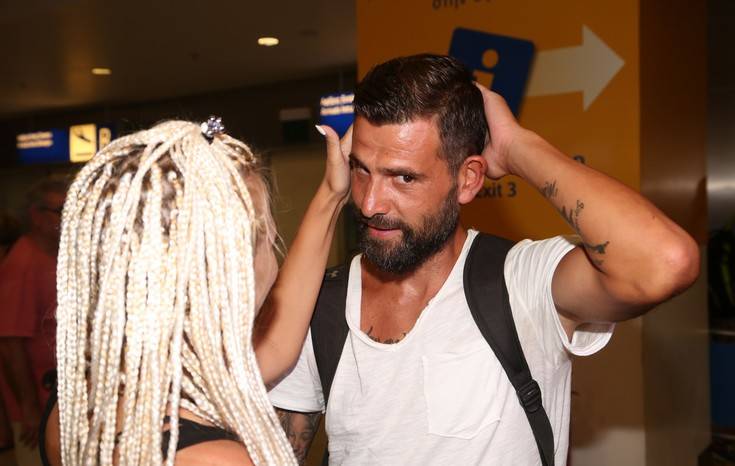 Ο Μουρούτσος έφυγε από το Survivor 2, γύρισε Ελλάδα και έπεσε στην αγκαλιά της Λάουρας 23 0662_LAOYRA_NARGES_MIXALIS_MOYROYTSOS_962018