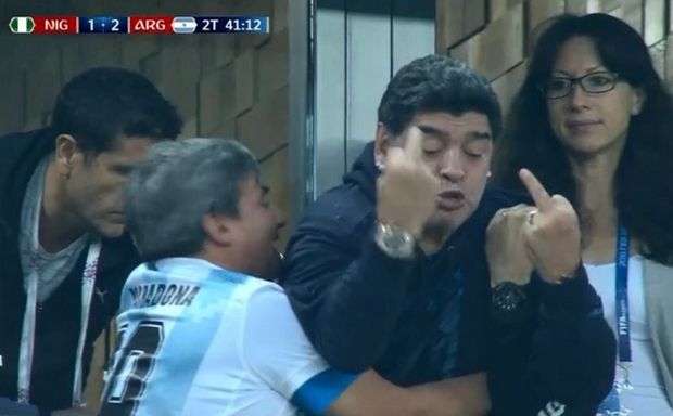 Δεν ξανάγινε! Ξεσάλωσε με τα μεσαία δάχτυλα ο Μαραντόνα!