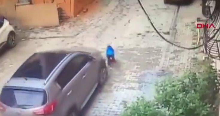Μητέρα πατά τον γιο της με το αυτοκίνητο και η συνέχεια χαρακτηρίζεται ως θαύμα