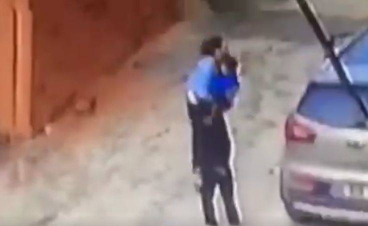 Μητέρα πατά τον γιο της με το αυτοκίνητο και η συνέχεια χαρακτηρίζεται ως θαύμα 7 ca2