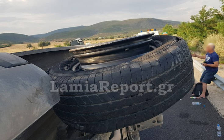 Έσκασε το λάστιχο και το βανάκι ανατράπηκε στο οδόστρωμα