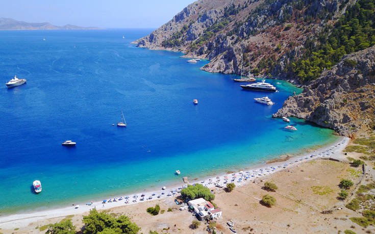 Η υπέροχη βοτσαλωτή παραλία της Σύμης