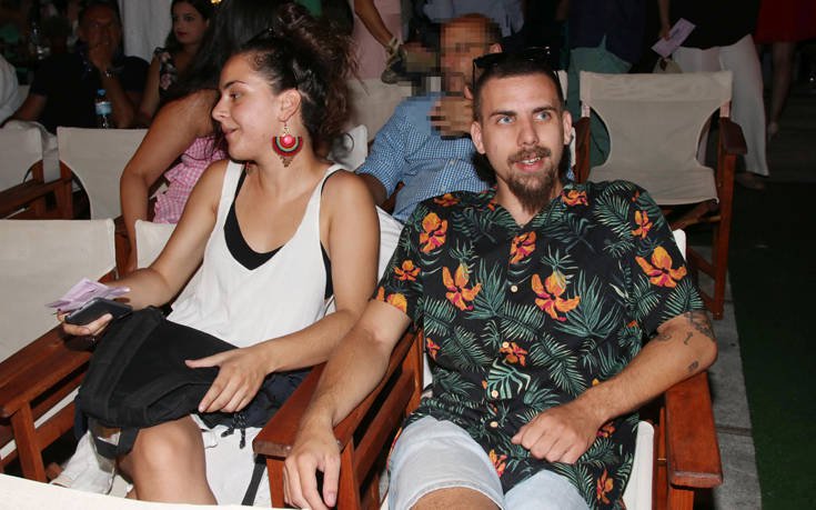 Είδε τον φωτογράφο κι έκρυψε το πρόσωπό της με την τσάντα της