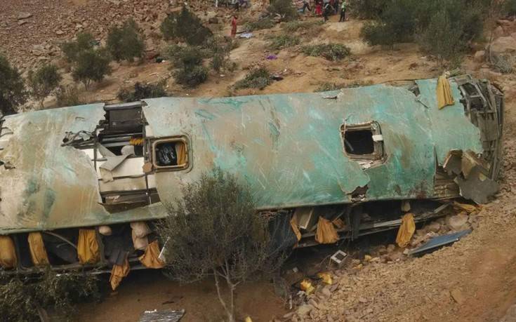 Τουλάχιστον 15 νεκροί σε πτώση λεωφορείου σε χαράδρα 4 AP 18052513870618