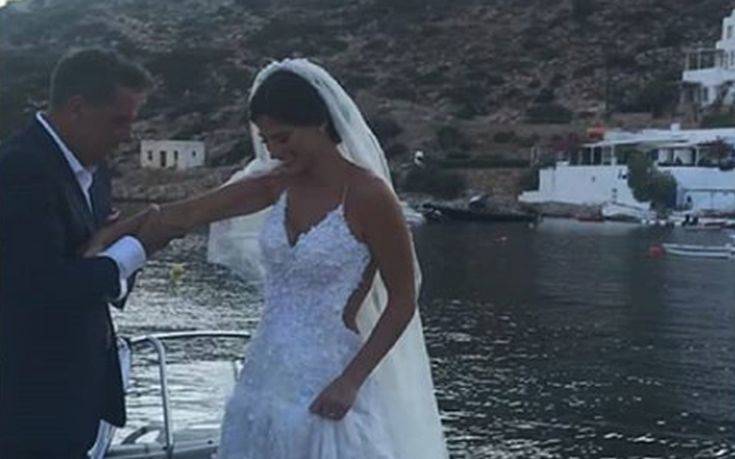 Ο Σάκης Τανιμανίδης υπερασπίζεται το σέξι νυφικό της Χριστίνας Μπόμπα