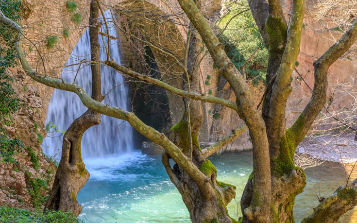 Το εντυπωσιακό γεφύρι με τον καταρράκτη στην Παλαιοκαρυά