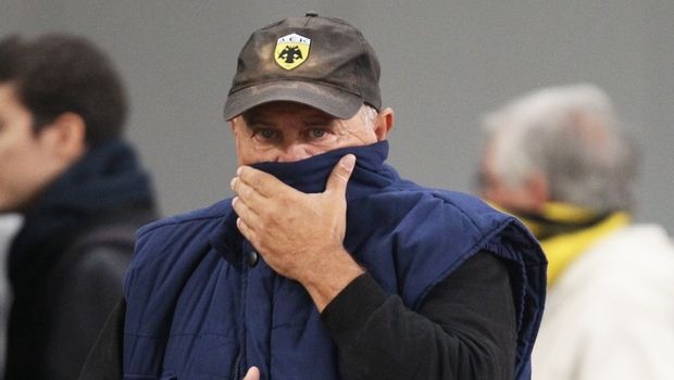 ΑΕΚ-Ολυμπιακός: Συγκρούσεις των οπαδών με την αστυνομία στο ημίχρονο