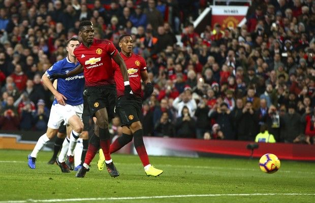 Μάντσεστερ Γιουνάιτεντ - Έβερτον 2-1: Ο Μάρκο Σίλβα δεν είχε αντίδοτο στην κλάση του Μαρσιάλ 4 FOTO3