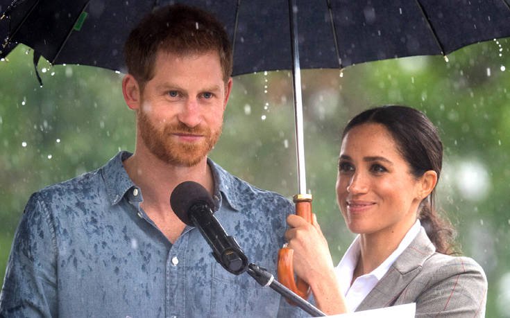 Η Μέγκαν Μαρκλ κρατά την ομπρέλα στον πρίγκιπα Χάρι για να μη βρέχεται 12 SPL5033948 026 1