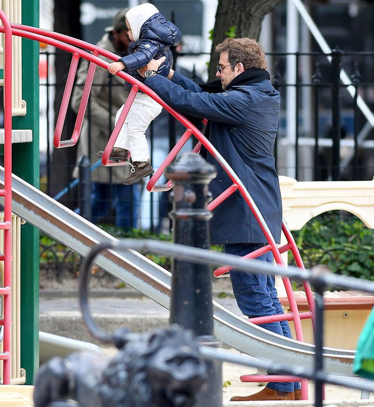 Στην παιδική χαρά με την κόρη τους Ιρίνα Σάικ και Μπράντλεϊ Κούπερ