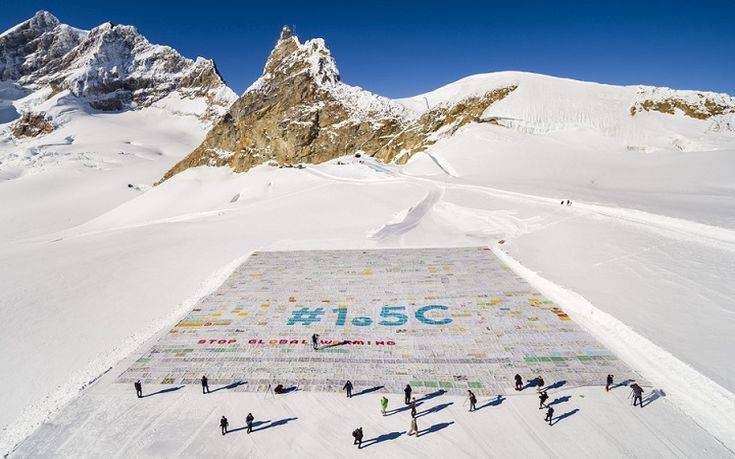 Ρεκόρ Γκίνες για τη μεγαλύτερη καρτ-ποστάλ πάνω σε έναν παγετώνα