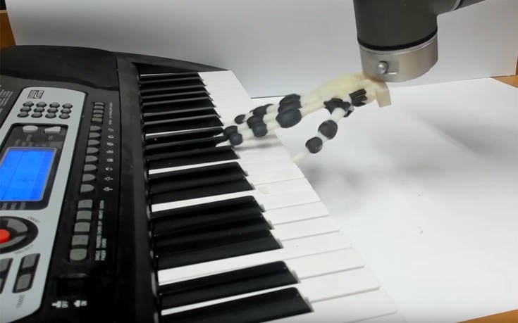 Δημιουργήθηκε ρομποτικό χέρι που μπορεί να παίξει πιάνο