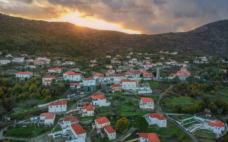 Το χωριό που κρέμεται ανάμεσα στα βουνά 20 shutterstock 1261516114 1