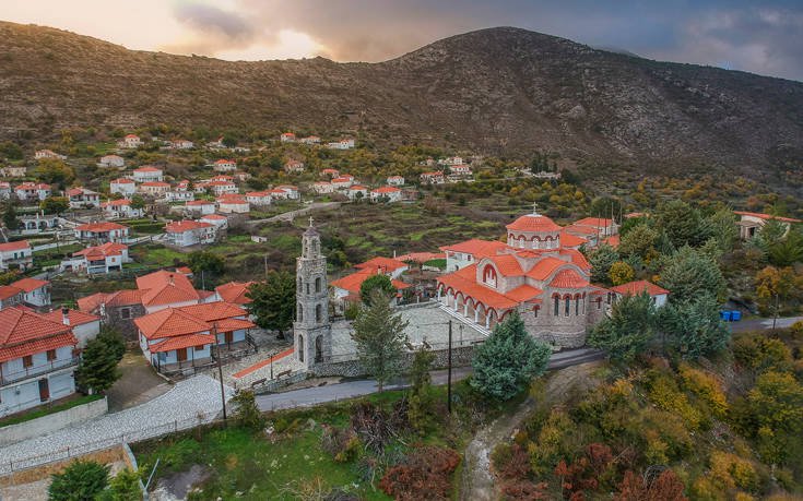Το χωριό που κρέμεται ανάμεσα στα βουνά 19 shutterstock 1261516117 1