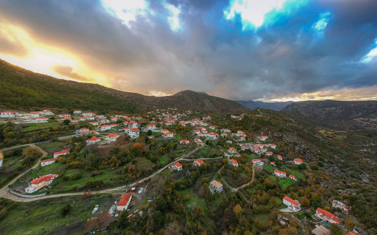 Το χωριό που κρέμεται ανάμεσα στα βουνά 22 shutterstock 1261516159 1