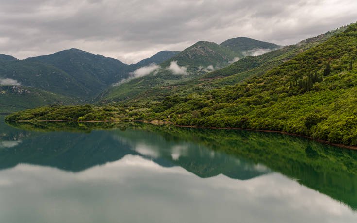 Τοπίο απόλυτης γαλήνης δίπλα σε μία παραμυθένια λίμνη 19 1242311620 1