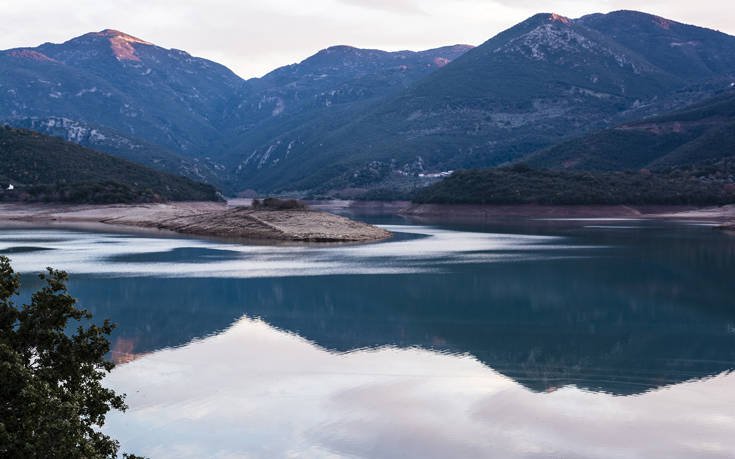 Τοπίο απόλυτης γαλήνης δίπλα σε μία παραμυθένια λίμνη 16 369706652 1