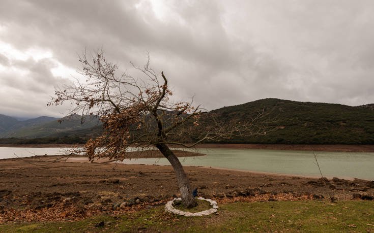 Τοπίο απόλυτης γαλήνης δίπλα σε μία παραμυθένια λίμνη 17 751913473 1