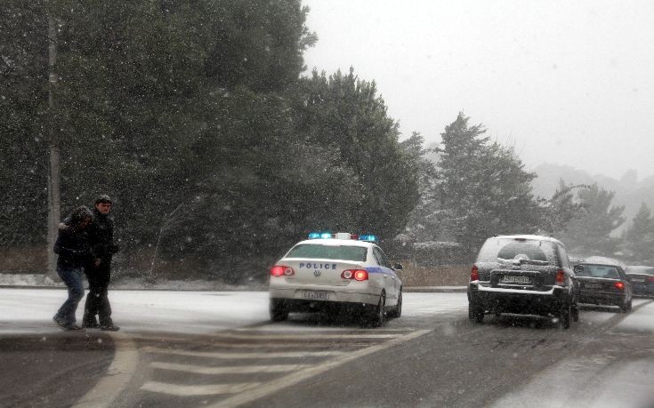 Τετραμελής οικογένεια παγιδεύτηκε στα χιόνια στην Πεντέλη 4 CEA0CE95CE9DCEA4CE95CE9BCE97