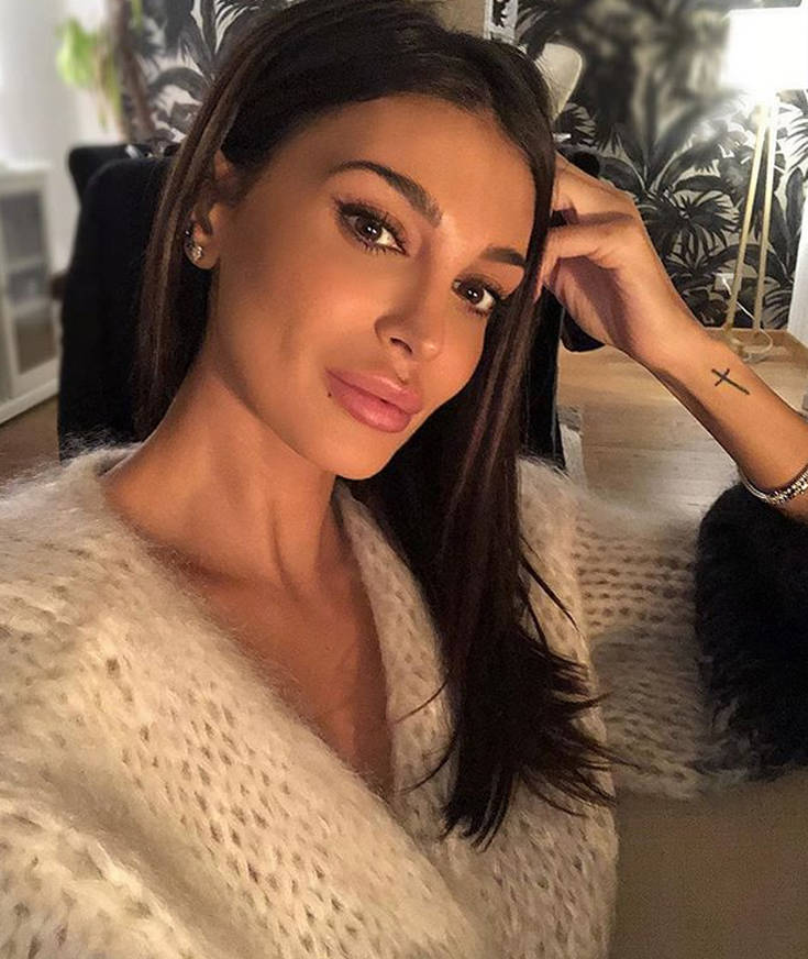 Η φινετσάτη γειτόνισσα μας Cristina Buccino 24 fdpj3