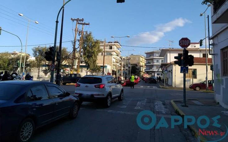 Αυτοκίνητο αναποδογύρισε μπροστά από Δημοτικό Σχολείο