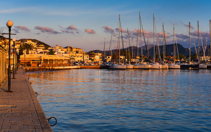 Η πανέμορφη «πόλη-νησί» της Πελοποννήσου 17 shutterstock 586270916 1