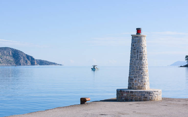 Η πανέμορφη «πόλη-νησί» της Πελοποννήσου 16 shutterstock 794776990 1