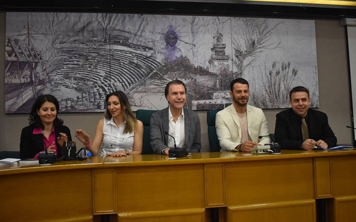 Ουρές για ένα αυτόγραφο του Ντάνου στην παρουσίαση του βιβλίου του στη Λάρισα