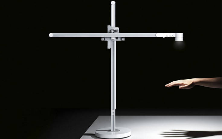Το «έξυπνο» φωτιστικό που αναλαμβάνει να τα κάνει όλα μόνα του