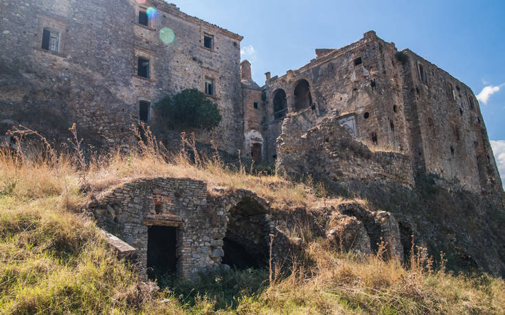 Μια πόλη φάντασμα στη Νότια Ιταλία
