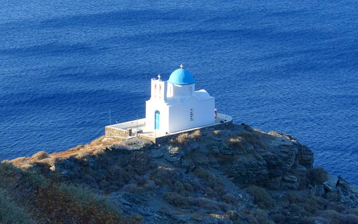 Το εκκλησάκι που μοιάζει να αναδύεται από τους αφρούς της θάλασσας 20 1126882742 1