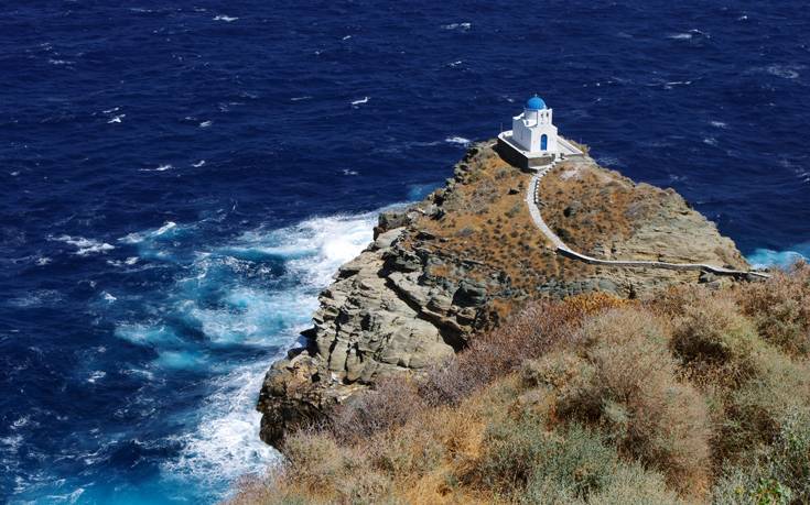 Το εκκλησάκι που μοιάζει να αναδύεται από τους αφρούς της θάλασσας 18 153352064 1
