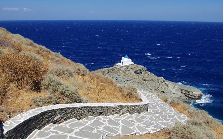 Το εκκλησάκι που μοιάζει να αναδύεται από τους αφρούς της θάλασσας 22 410572498 1