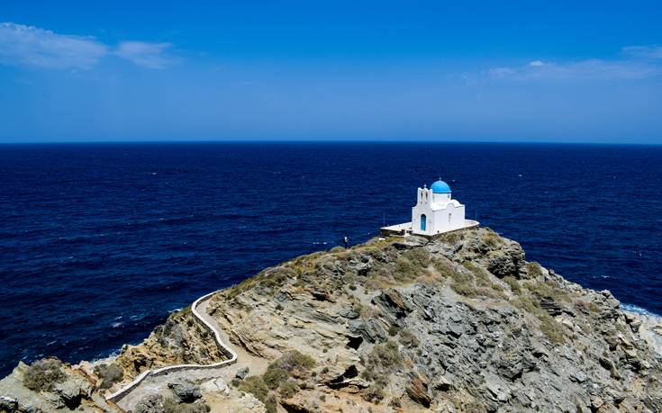 Το εκκλησάκι που μοιάζει να αναδύεται από τους αφρούς της θάλασσας 25 697399282 1