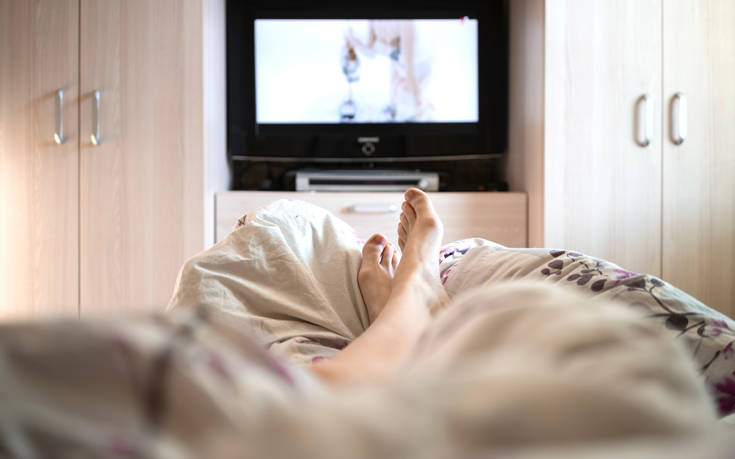 Γιατί οι γυναίκες δεν πρέπει να κοιμούνται με ανοιχτή τηλεόραση ή φώτα