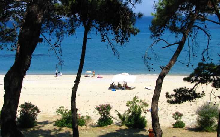 Η όμορφη παραλία της Κεφαλονιάς με τα πεντακάθαρα νερά