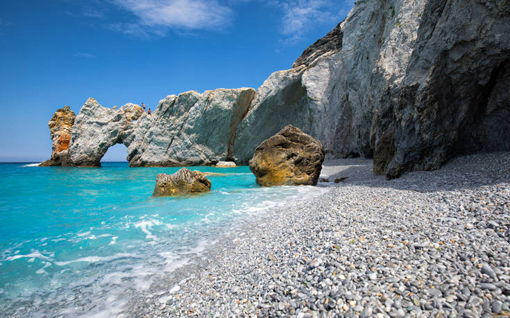 Η παραλία της Σκιάθου με τα λευκά, ολοστρόγγυλα βότσαλα 11 shutterstock 1142609183 1