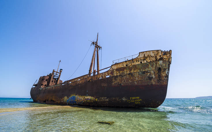 Η παραλία στο Γύθειο με το εντυπωσιακό ναυάγιο