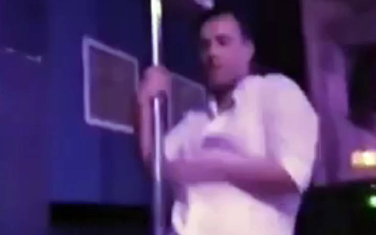 GNTM 2: Ο Άγγελος Μπράτης κάνει pole dancing 4 vnvbnvbnv