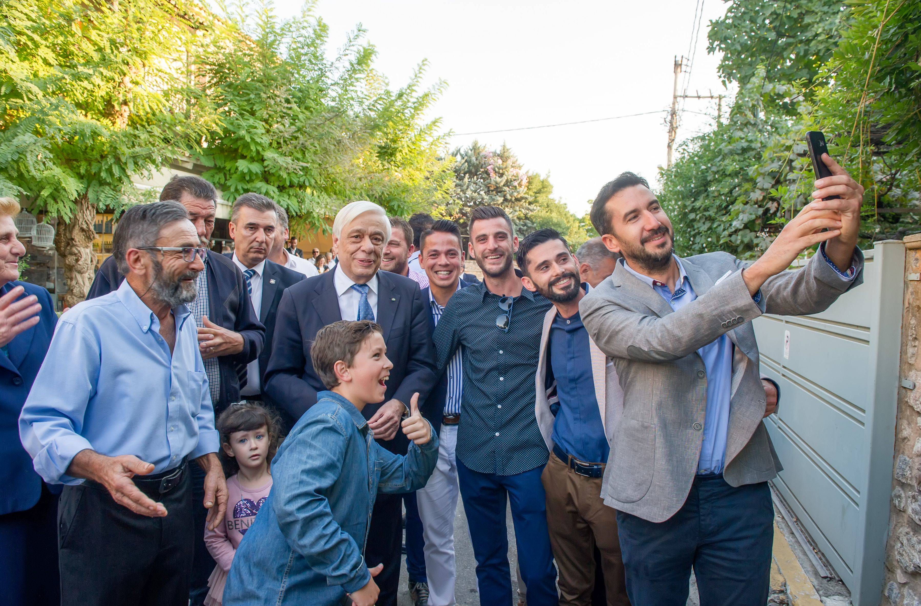 Ο Παυλόπουλος σταμάτησε την αυτοκινητοπομπή του για να ευχηθεί σε γαμπρό 11 436359 1