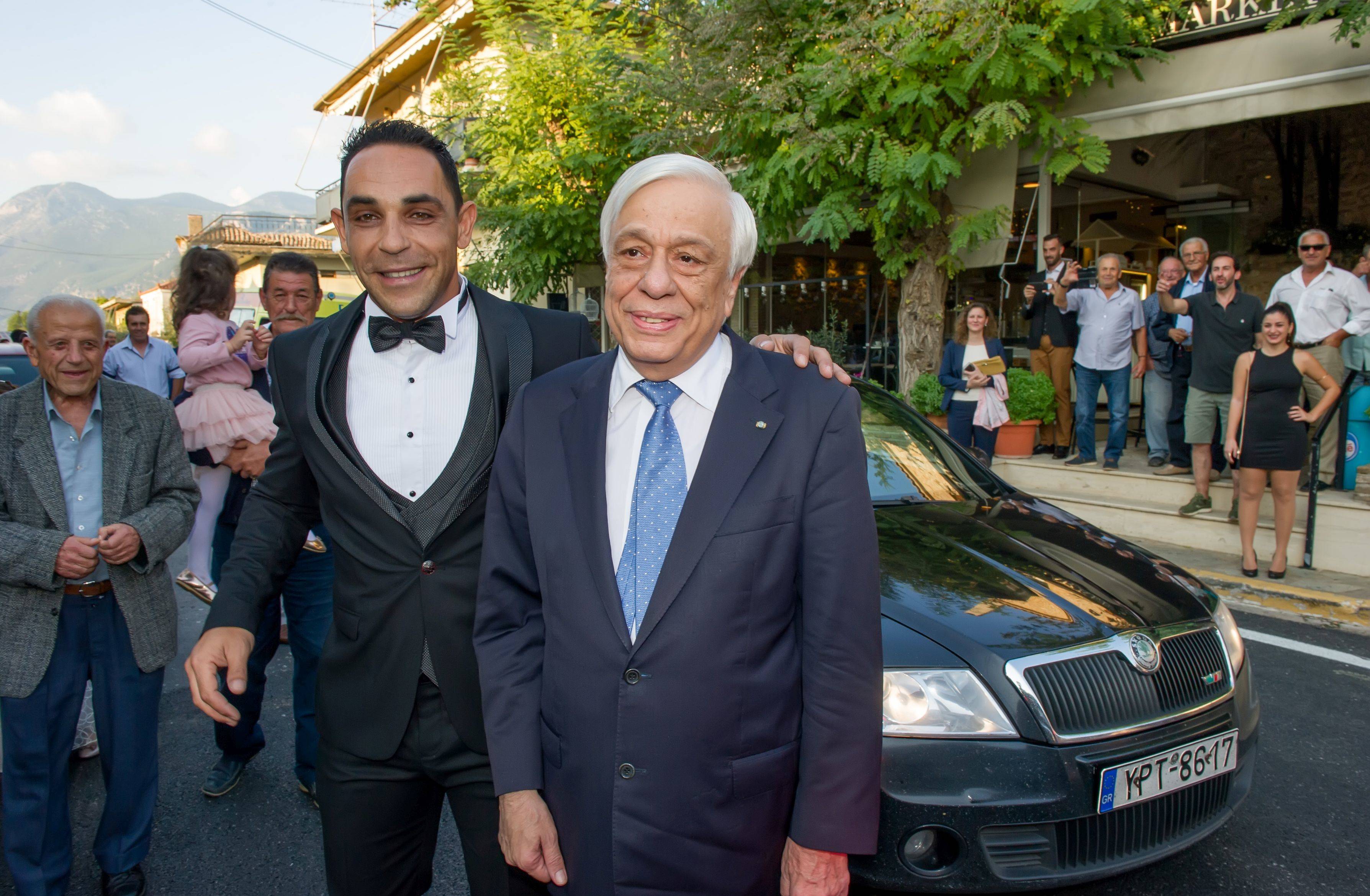 Ο Παυλόπουλος σταμάτησε την αυτοκινητοπομπή του για να ευχηθεί σε γαμπρό 12 436362 1