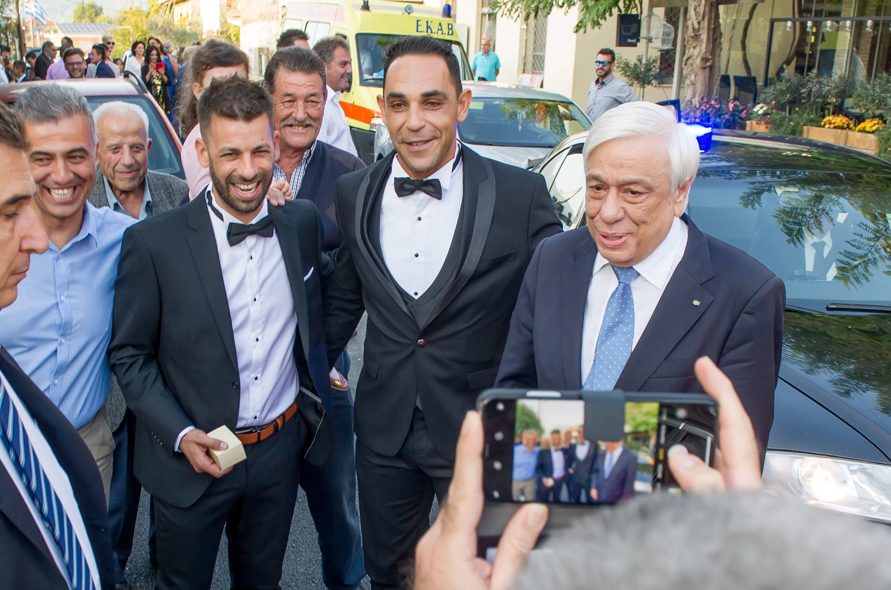 Ο Παυλόπουλος σταμάτησε την αυτοκινητοπομπή του για να ευχηθεί σε γαμπρό 13 436367 1