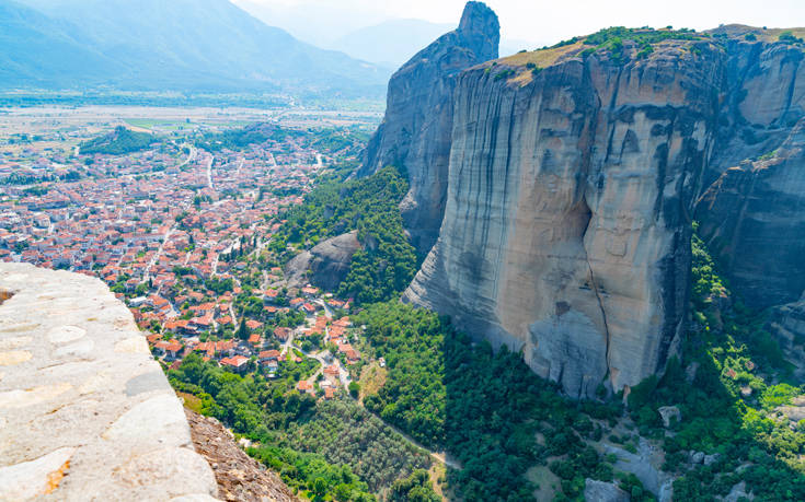 Το ελληνικό χωριό με το ωραιότερο φόντο 10 shutterstock 1541488637 1