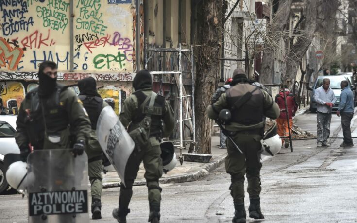 Νέα επιχείρηση εκκένωσης κτηρίου από την ΕΛΑΣ στο κέντρο της Αθήνας 10 2856045 735x459 1
