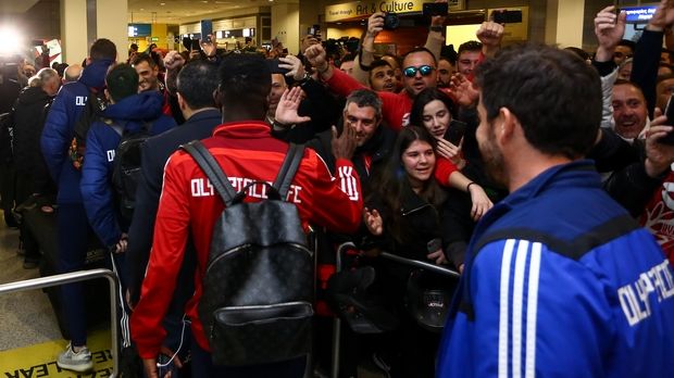 Χαμός στο “Ελ. Βενιζέλος”: Αποθεώθηκαν οι παίκτες του Ολυμπιακού
