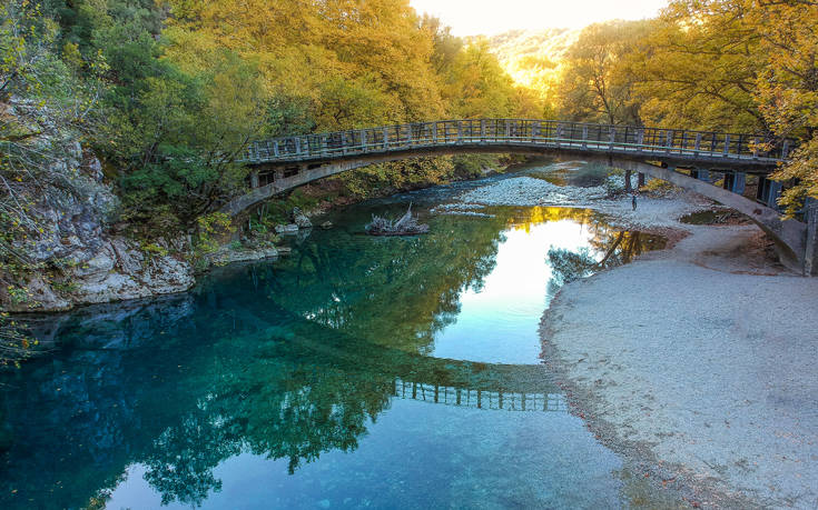 Το ελληνικό ποτάμι με τα καταπράσινα νερά 9 shutterstock 1171075294
