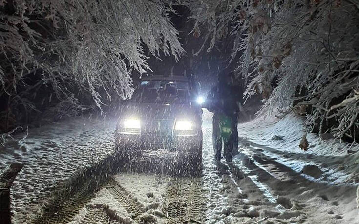 Αίσιο τέλος σε επιχείρηση διάσωσης οδηγού που εγκλωβίστηκε στα χιόνια κοντά στον Χορτιάτη