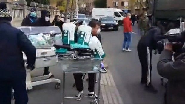 Οπαδοί της Ντινάμο Ζάγκρεμπ έβγαλαν θερμοκοιτίδες από ετοιμόρροπο μαιευτήριο