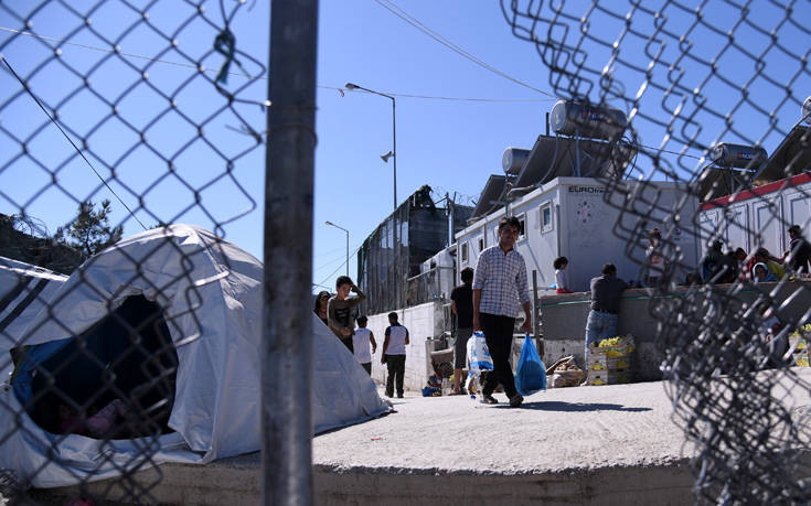 Σε ξενοδοχείο πρόσφυγες και μετανάστες του πλοίου που προσάραξε στην Τζια