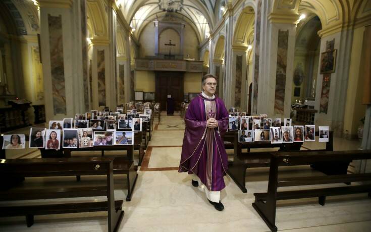 Ιταλία – Κορονοϊός: Ιερέας γέμισε την εκκλησία με φωτογραφίες πιστών 7 AP 20075412907709